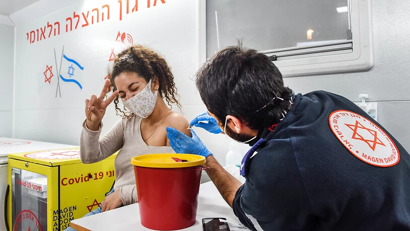 HANDOUT - Eine junge Frau wird in Israel in einem mobilen Impf-Bus geimpft. Foto: Kfir Sivan/Tel Aviv-Yafo Municipality/dpa - ACHTUNG: Nur zur redaktionellen Verwendung im Zusammenhang mit der aktuellen Berichterstattung und nur mit vollständiger Nennung…