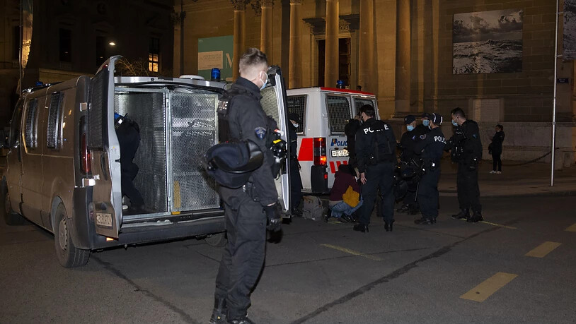Die Polizei nahm bei der nicht genehmigten Kundgebung gegen die Pandemiebeschränkungen in Genf mehrere Personen fest.