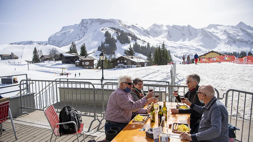 Alle Restaurants sollen nach dem Willen der nationalrätlichen Wirtschaftskommission am 22. März wieder öffnen: Die Terrasse des Bergrestaurants "Klewen Stube" auf der Klewenalp am Freitag.