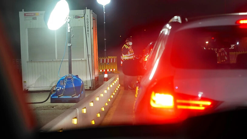 Auto stehen an der Kontrollstelle am Grenzübergang Kiefersfelden Kufstein. Derzeit gelten erhebliche Besschränkungen für die Einreise von Österreich und Tschechien nach Deutschland. Foto: Michael Kappeler/dpa