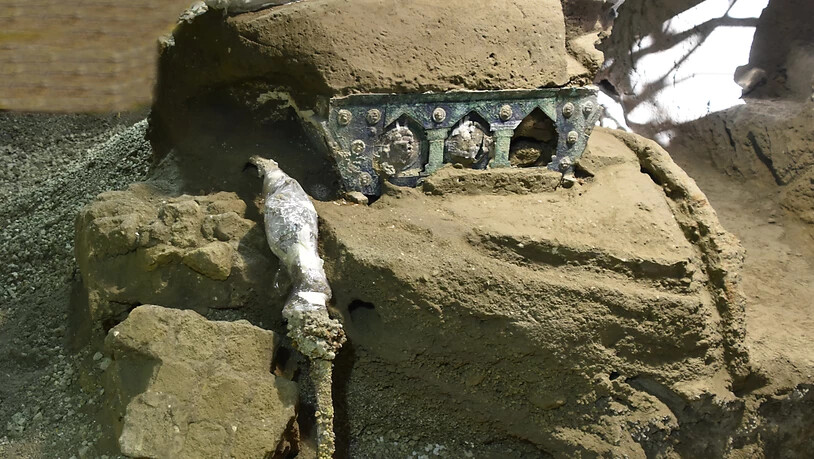 HANDOUT - In der versunkenen Stadt Pompeji haben Archäologen einen einzigartigen Triumphwagen ausgegraben. Foto: -/Parco archeologico di Pompei/dpa - ACHTUNG: Nur zur redaktionellen Verwendung im Zusammenhang mit der aktuellen Berichterstattung und nur…