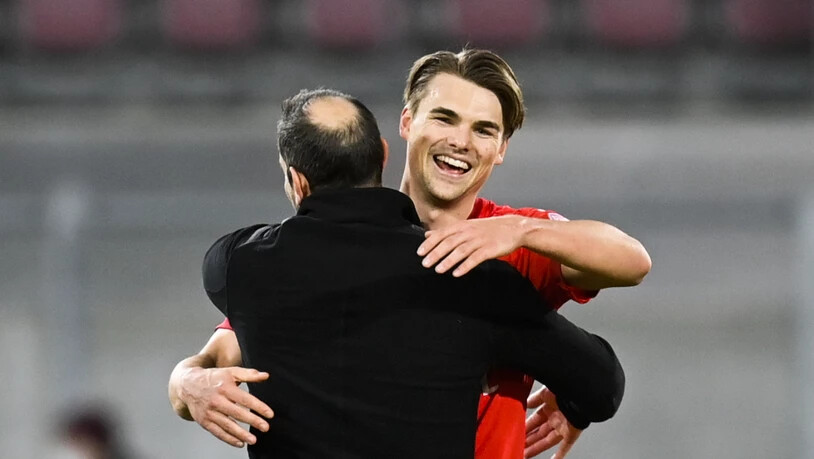 Trainer Mario Frick herzt Joël Schmied. Der junge Berner hat als Verteidiger schon fünf Super-League-Tore für Vaduz erzielt