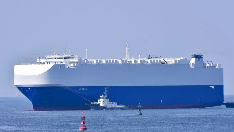 HANDOUT - ARCHIV - Das Frachtschiff Helios Ray fährt im Hafen von Chiba. Israels Ministerpräsident Benjamin Netanjahu hat den Iran für die Explosion auf dem Frachtschiff einer israelischen Firma im Golf von Oman verantwortlich gemacht. Foto: Katsumi…