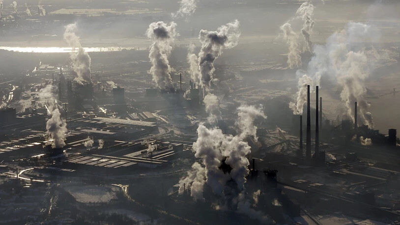In der Stahl- und Zementindustrie werden riesige Mengen an CO2 in die Atmosphäre gepumpt. EPFL-Forscher berichten nun von einer effizienten Technologe, die den Klimakiller direkt aus Industrieanlagen abfangen soll. (Archivbild)