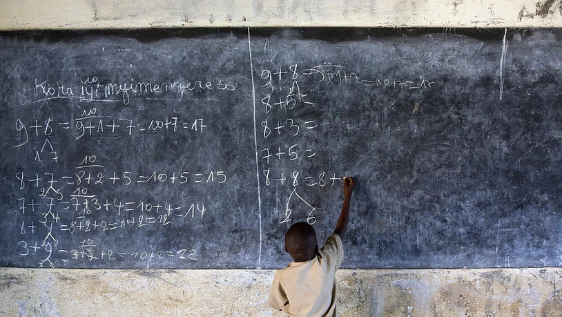 ARCHIV - In einer Schule in Rumonge, im Süden von Burundi, löst ein Junge Mathematikaufgaben an der Tafel. Seit fast einem Jahr sind nach Angaben von Unicef mehr als 168 Millionen Kinder weltweit wegen Maßnahmen gegen die Corona-Pandemie vom…