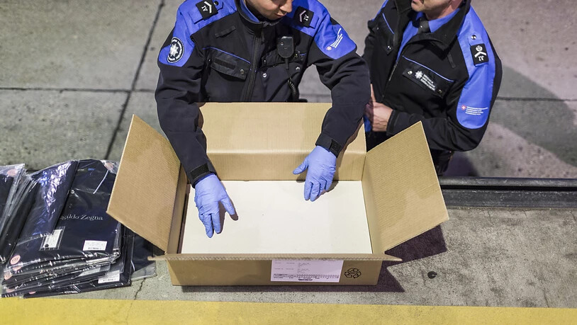 Mitglieder der Schweizer Grenzwache überprüfen ein verdächtiges Paket. 2020 wurden viel mehr Markenfälschungen entdeckt als das Jahr zuvor. (Symbolbild)