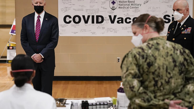 Die Zahl der Neuinfektionen mit dem Coronavirus in den USA ist in den letzten Wochen stark gesunken. US-Präsident Joe Biden (links) ist auf Kurs. (Archivbild)