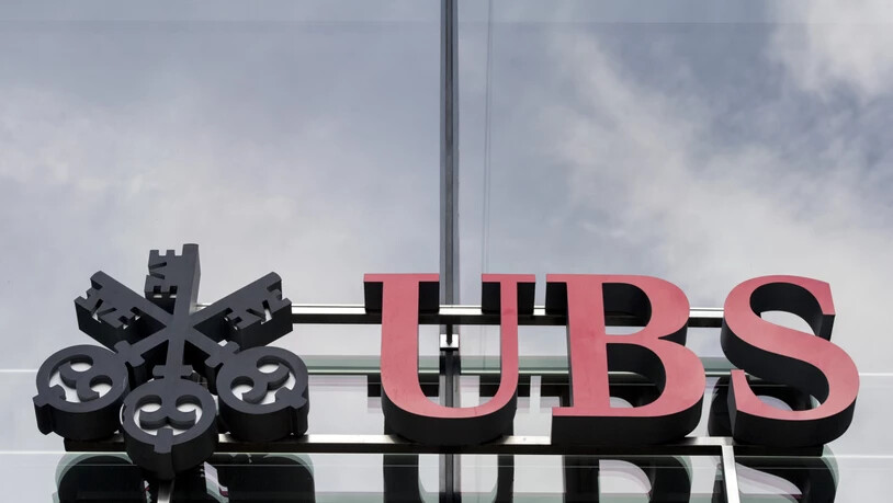 UBS passt den Gewinn für 2020 um 72 Millionen Franken nach unten an. (Archiv)