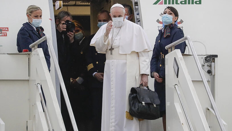 dpatopbilder - Papst Franziskus winkt auf dem Internationalen Flughafen Fiumicino Leonardo da Vinci bevor in ein Flugzeug in Richtung Irak besteigt. Foto: Gregorio Borgia/AP/dpa