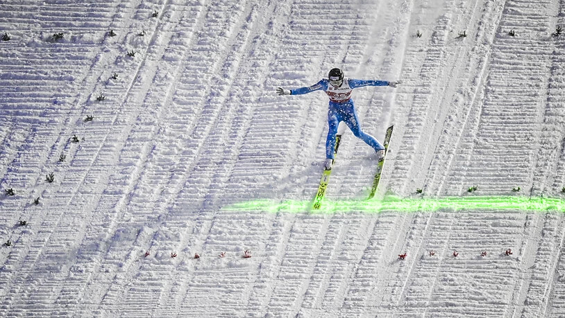 Gregor Deschwanden landet im Schneetreiben vor der grünen Linie.