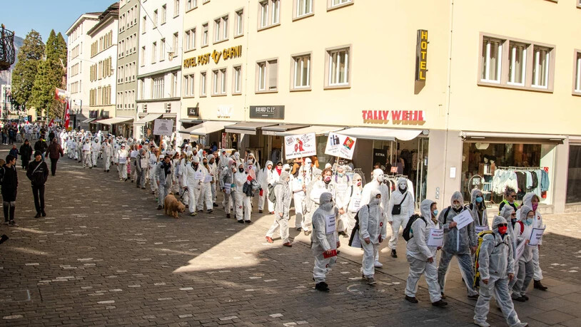 Der Protestmarsch führte auch durch die Churer Altstadt. Viele Teilnehmer/-innen trugen weisse Schutzanzüge.