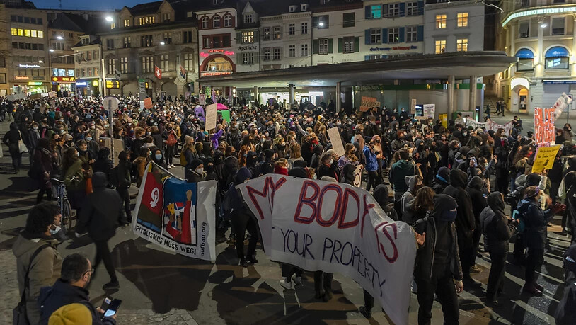 Mehrere hundert Frauen nehmen aus Anlass des Internationalen Frauentages an einer unbewilligten Demonstration in Basel - hier auf dem Barfüsserplatz - teil.