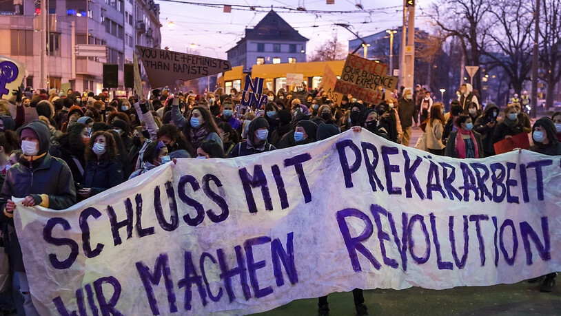 Auf ungewohnt verschlungenen Wegen bewegte sich die unbewilligte Frauen-Demonstration durch Basel.