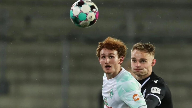 Bremens 1:0-Torschütze Josh Sargent (vorne) im Duell mit dem Bielefelder Amos Pieper