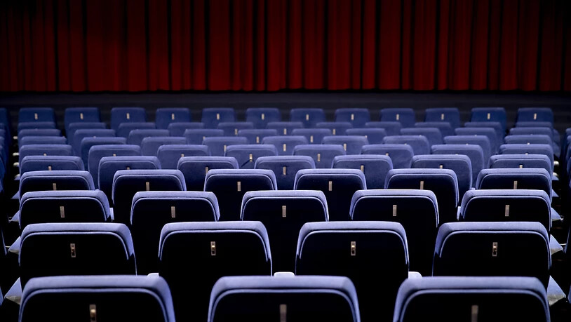 ARCHIV - Besucher sind in den Kinosälen weltweit derzeit eine Seltenheit. Zumindest in Los Angeles ändert sich das jetzt wieder. Foto: Christoph Soeder/dpa