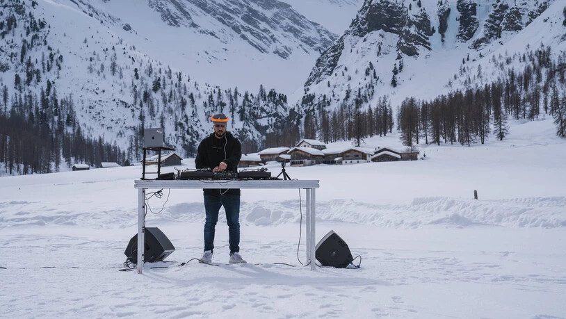 Stilles Tal in Musik getaucht: Ein DJ bei seinem Auftritt im Davoser Sertigtal. 