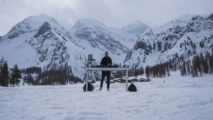 Stilles Tal in Musik getaucht: Ein DJ bei seinem Auftritt im Davoser Sertigtal. 