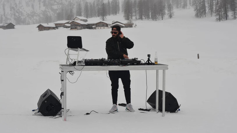 Stilles Tal in Musik getaucht: DJ «K-RIM» bei seinem Auftritt im Davoser Sertigtal. 