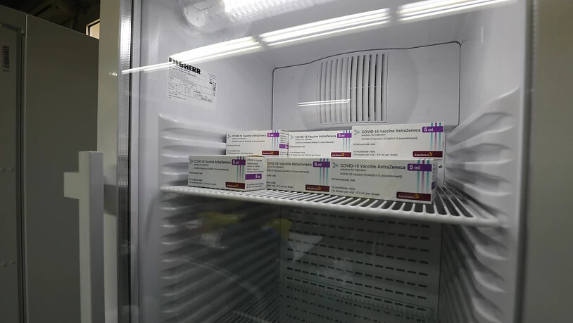 Die Dosen des Corona-Impfstoffs des britischen AstraZeneca werden bis zur Impfung kühl gelagert. Foto: Clara Margais/dpa