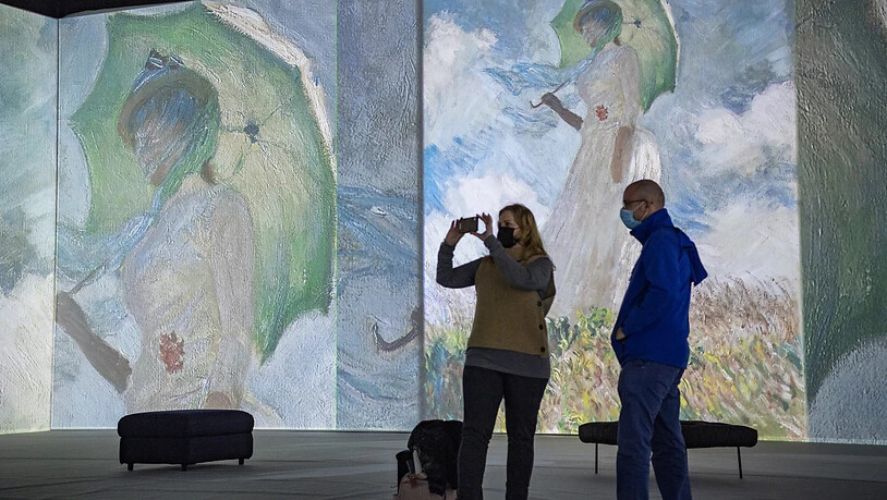 Von Kunst umgeben: Die Ausstellung "Monet Experience and the Impressionists" in der Messe Luzern zeigt Bilder von Claude Monet auf Grossleinwänden.