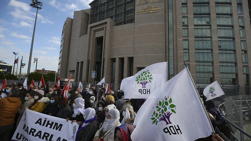 ARCHIV - Anhänger der pro-kurdischen Demokratischen Volkspartei der Türkei (HDP) nehmen vor einem Gerichtsgebäude an einem Protest teil. Foto: Emrah Gurel/AP/dpa
