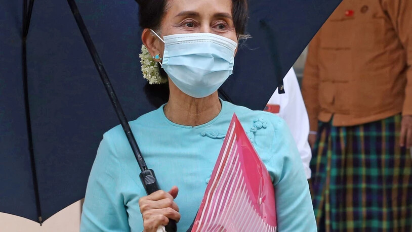 ARCHIV - Aung San Suu Kyi, Regierungschefin von Myanmar, verlässt den Sitz ihrer Partei Nationale Liga für Demokratie (NLD) nach einem Treffen des Zentralvorstands. (zu dpa "Weitere Klagen gegen Aung San Suu Kyi - Anhörung per Videoschalte") Foto: Aung…