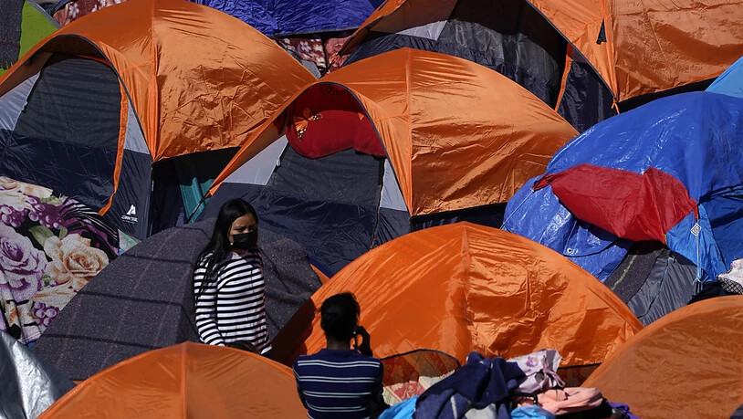 ARCHIV - Zelte von Migranten, die in den USA Asyl suchen, stehen am Grenzübergang in Tijuana. Foto: Gregory Bull/AP/dpa