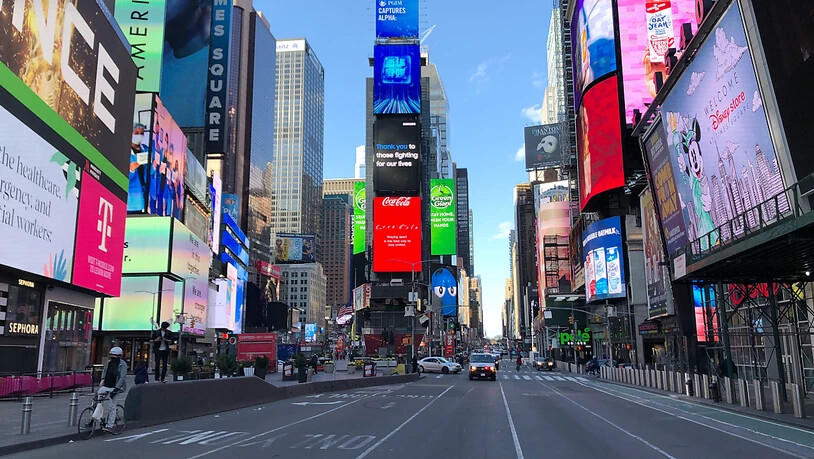 ARCHIV - Fast menschenleer ist der ansonsten belebte Times Square. Foto: Benno Schwinghammer/dpa