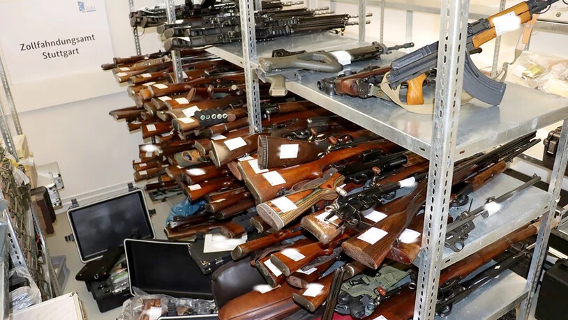 HANDOUT - Ein Waffenarsenal mit 270 Waffen liegt in einer Kammer beim Zollfahndungsamt. Foto: Zollfahndungsamt Stuttgart/dpa - ACHTUNG: Nur zur redaktionellen Verwendung im Zusammenhang mit der aktuellen Berichterstattung und nur mit vollständiger…