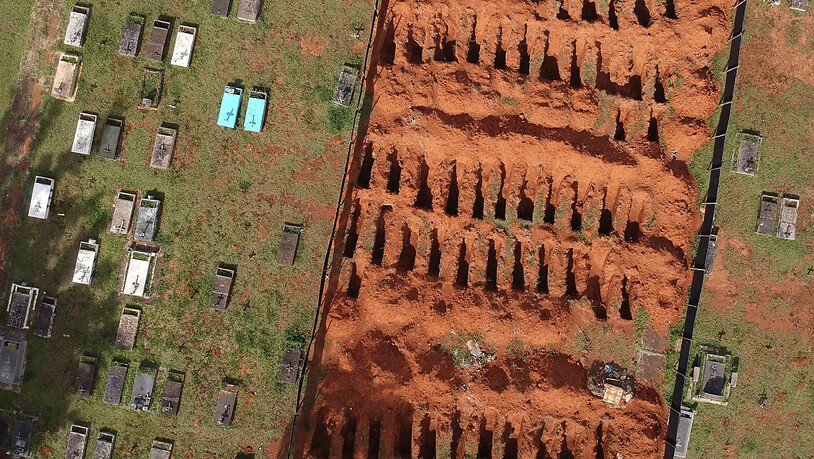 Neu gegrabene Gräber auf dem Friedhof Campo da Esperanca. Foto: Eraldo Peres/AP/dpa