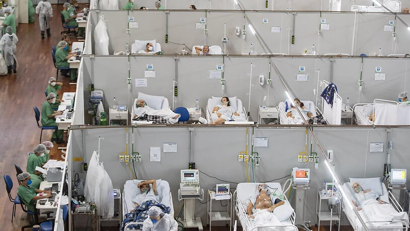 ARCHIV - Covid-19-Patienten liegen in einem Feldlazarett in Santo Andre. Foto: Andre Penner/AP/dpa