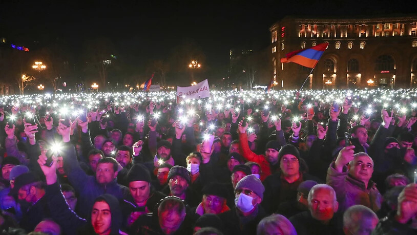 ARCHIV - Anfang März protestierten in Armenien aufgrund der aktuellen politischen Lage sowohl Gegner als auch Befürworter des Ministerpräsidenten Paschinjan auf der Straße. Nun stimmte das Parlament für das Ende des Kriegszustands. Foto: Hayk…