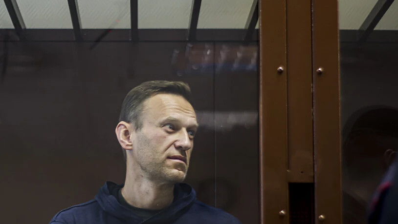HANDOUT - Sorge um Alexej Nawalny: Der inhaftierte Kremlkritiker soll übermittelt haben, dass er Lähmungserscheinungen in einem Bein habe und nicht mehr auftreten könne. Foto: Uncredited/Babuskinsky District Court/AP/dpa - ACHTUNG: Nur zur redaktionellen…