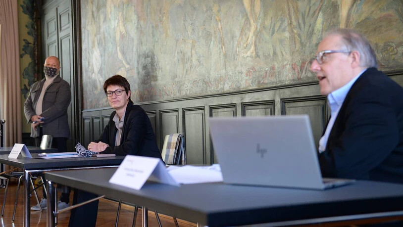Die beiden haben die Medien im Soldenhoffsaal in Glarus über die Verschiebung der Landsgemeinde informiert.