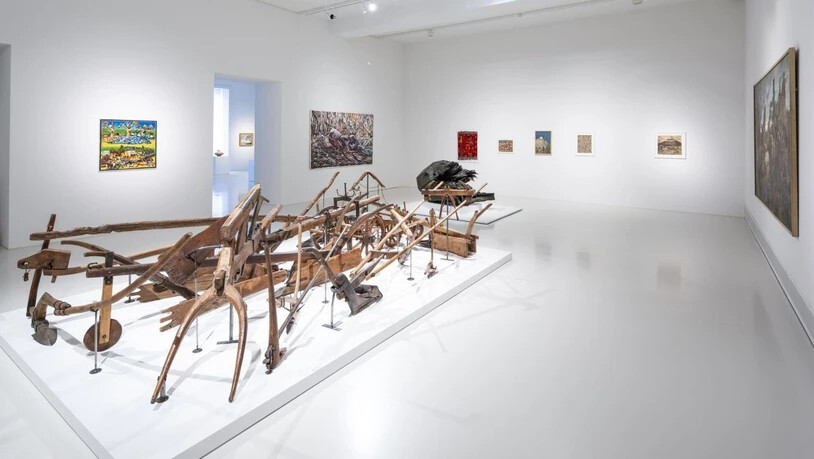 Blick in die Ausstellung "Making the World" im Museum der Kulturen Basel, die westliche Kunstwerke aus dem Kunstmuseum mit ethnologischen Objekten aus der eigenen Sammlung zusammenbringt.