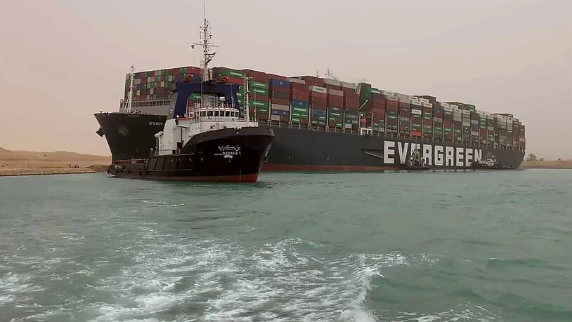 Die ägyptischen Behörden rechnen damit, dass die Blockade des Suez-Kanals durch ein quer stehendes Container-Schiff in Kürze wieder beseitigt werden kann.