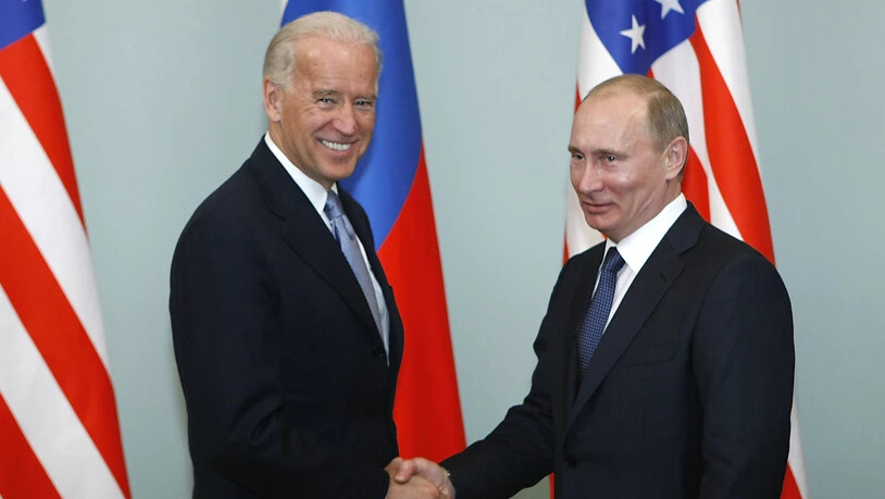 ARCHIV - Joe Biden (l), damaliger Vizepräsident der USA, gibt Wladimir Putin, Präsident von Russland, die Hand. Foto: Alexander Zemlianichenko/AP/dpa