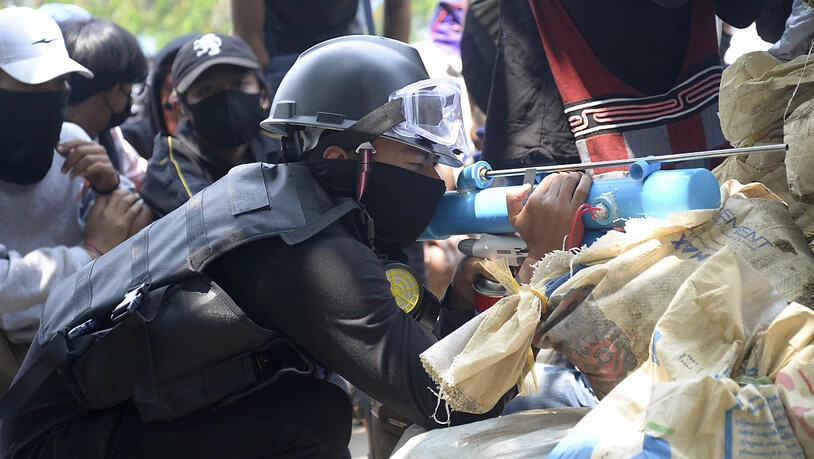 Ein Anti-Putsch-Demonstrant bereitet sich mit einem provisorischen Luftgewehr auf die Konfrontation mit der Polizei vor. Foto: AP/dpa