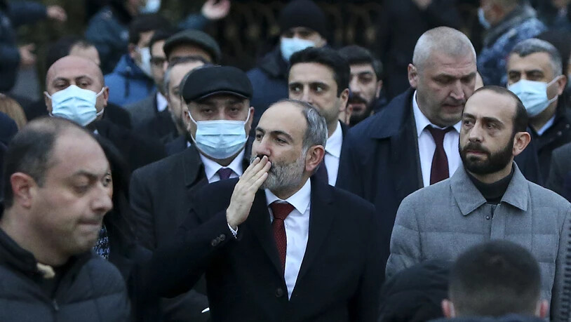 Armeniens Ministerpräsident Nikol Paschinjan begrüßt seine Unterstützer während einer Kundgebung. Foto: Stepan Poghosyan/PHOTOLURE/AP/dpa