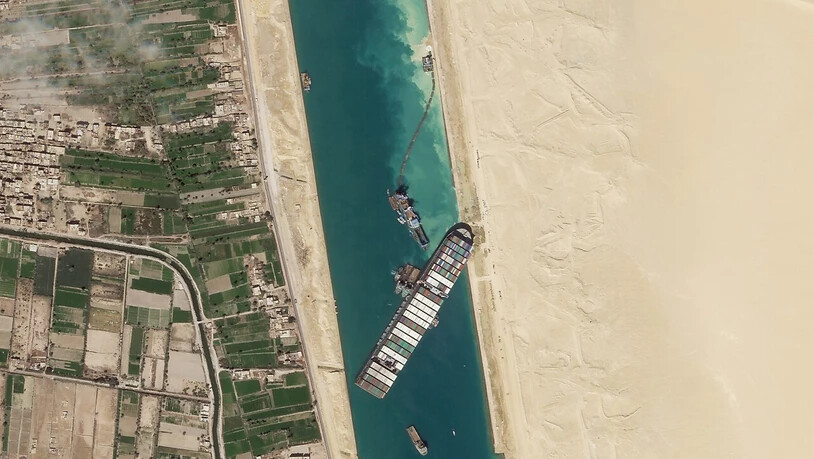 Das im Suezkanal auf Grund gelaufene Containerschiff "Ever Given" ist wieder frei. Das teilten die Kanalbetreiber am Montagnachmittag mit. Der Verkehr der Schifffahrt könne wieder aufgenommen werden.(Archivbild)
