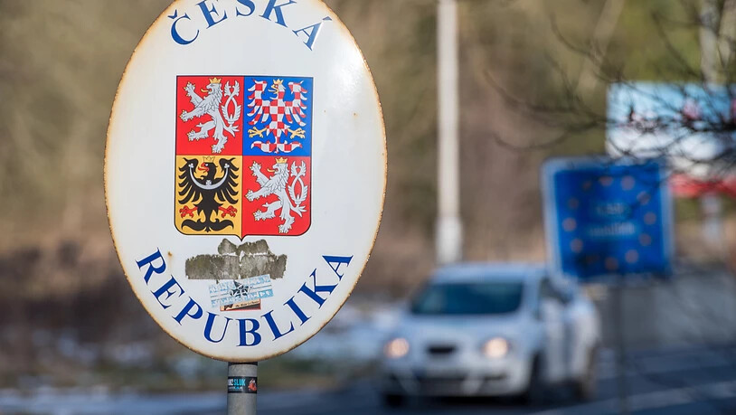 ARCHIV - Ein Schild mit dem Wappen der tschechischen Republik steht an der deutsch-tschechischen Grenze. Deutschland verlängert die in der Corona-Krise eingeführten stationären Grenzkontrollen zu Tschechien um weitere 14 Tage. Foto: picture alliance /…