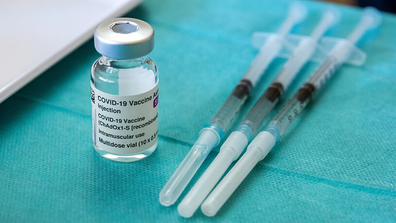 ARCHIV - Drei vorbereitete Spritzen mit dem Corona-Impfstoff AstraZeneca liegen bereit. Die Entwicklung von Impfstoffen kostet Milliarden. Foto: Jens Büttner/dpa-Zentralbild/dpa