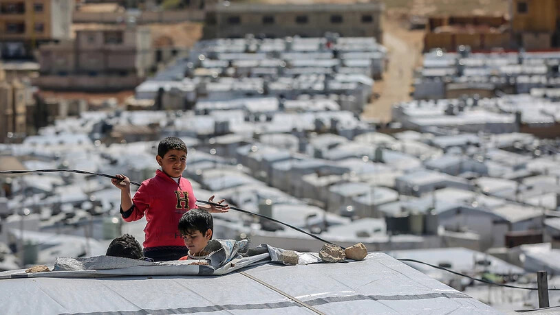 ARCHIV - Syrische Jungen spielen auf dem Dach einer Unterkunft im Flüchtlingslager Barra nordöstlich der libanesischen Hauptstadt Beirut. Syrien befindet sich seit 2011 im Bürgerkrieg, nachdem sich die Syrer inmitten einer Welle von Aufständen des…