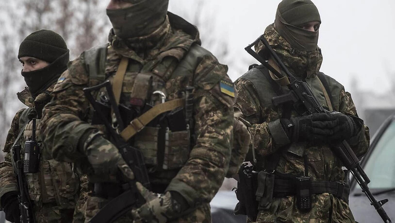 ARCHIV - Ukrainische Soldaten patrouillieren an einem Stützpunkt im Oblast Donezk (Archiv). Foto: Evgeniy Maloletka/AP/dpa
