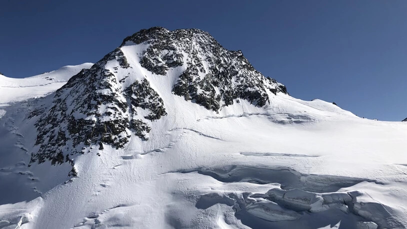 Am Sonntag ist am Piz Glüschaint ein 43-jähriger Schweizer 360 Meter in die Tiefe gestürzt und gestorben.
