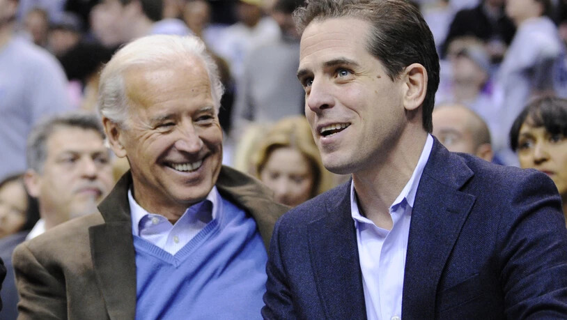 ARCHIV - Joe Biden (l), damals Vizepräsident der USA, und sein Sohn Hunter Biden sehen sich ein NCAA-Basketballspiel an. (Archivbild) Foto: Nick Wass/AP/dpa