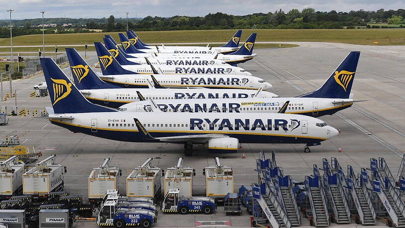 Die Corona-Reisebeschränkungen haben Europas grösstem Billigflieger Ryanair tiefrote Zahlen beschert. (Archivbild)