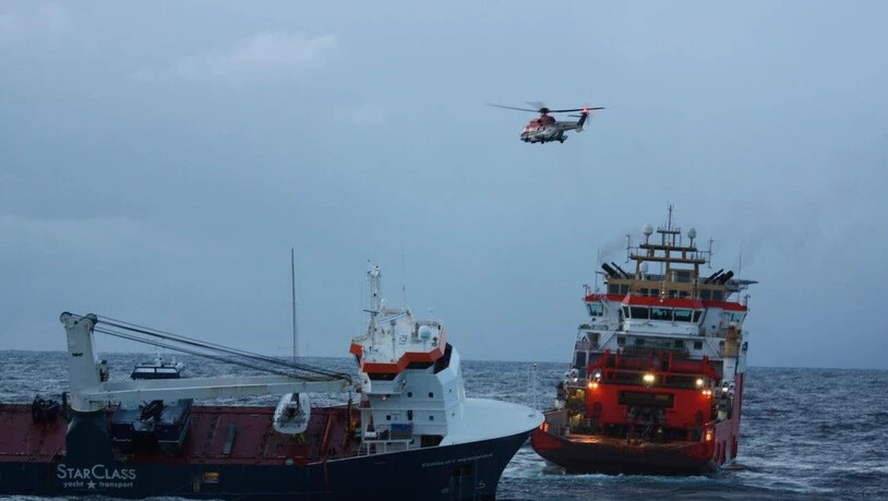 Das niederländische Frachtschiff «Eemslift Hendrika» treibt ohne Besatzung vor Norwegen. Das Schiff hat rund 350 Tonnen Schweröl und 50 Tonnen Diesel an Bord. Foto: Kystvakten/Kv Bergen/NTB/dpa