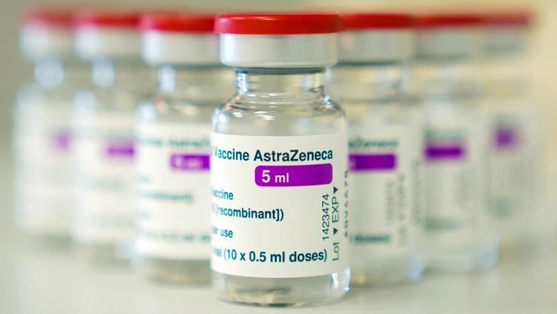 ARCHIV - Auf einem Tisch stehen Ampullen mit dem Covid-19 Impfstoff des schwedisch-britischen Pharmakonzerns Astrazeneca. Foto: Nicolas Armer/dpa