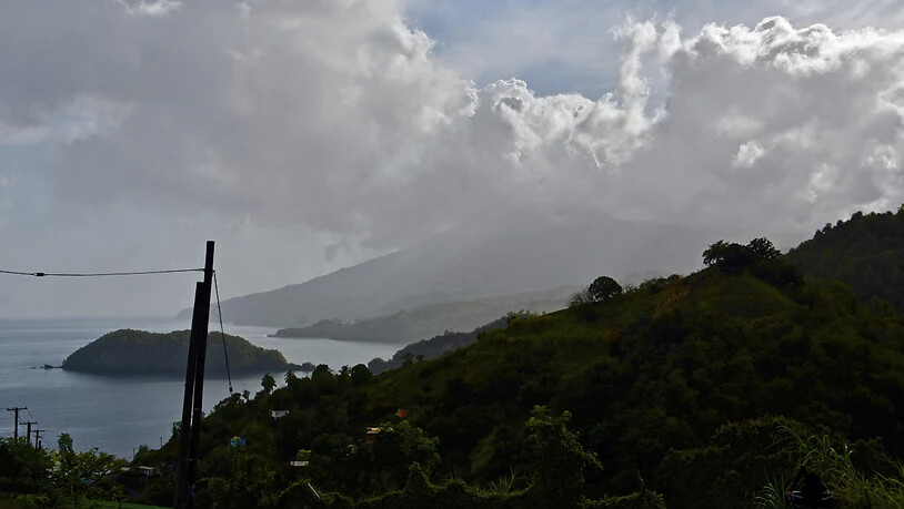 Eine Aschewolke steigt auf nachdem der Vulkan La Soufriere auf der östlichen Karibikinsel St. Vincent ausbricht. Foto: Kepa Diez Ara/AP/dpa